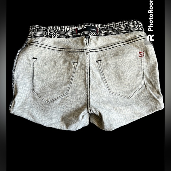BDG Shortie Print Black Cream Cuffed Shorts Size 27 - Picture 6 of 8